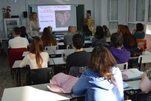 La campaña 'Me quiere, no me quiere... el amor' recorre los centros escolares torreños