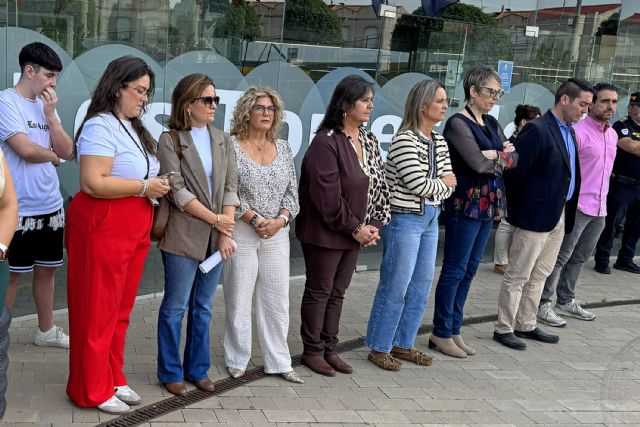 Las Torres de Cotillas muestra su rechazo a la violencia de género con un minuto de silencio en memoria de Ainhoa, la joven asesinada en Librilla