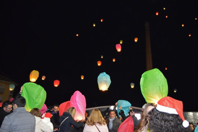 La suelta navideña de farolillos voladores en Las Torres de Cotillas será a beneficio de las AMPAS locales