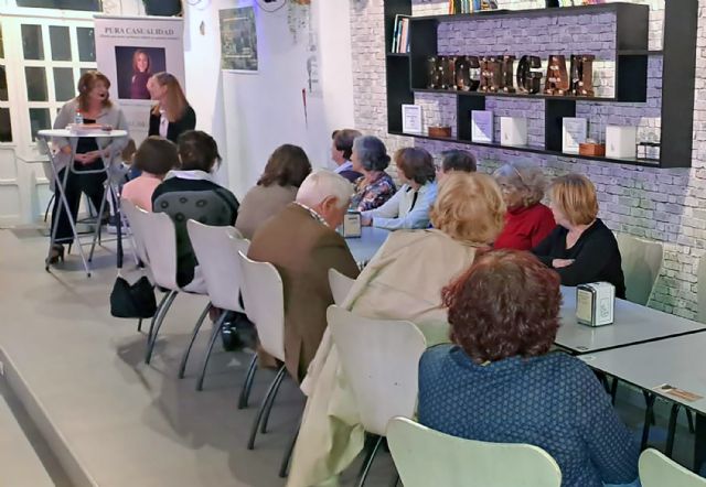 La 'Pura casualidad' de Alfonsa García cierra el ciclo literario 'Un café y cuatro letras'