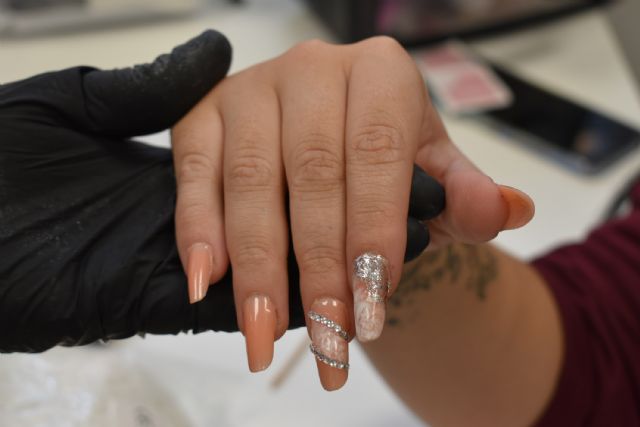 Concluye el curso gratuito de diseño creativo y sostenible de uñas artificiales