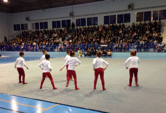 Cientos de espectadores disfrutan de la exhibición navideña de la escuela de gimnasia rítmica