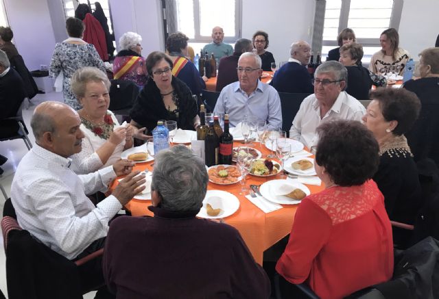Los mayores torreños celebran la Navidad con una gran comida de convivencia