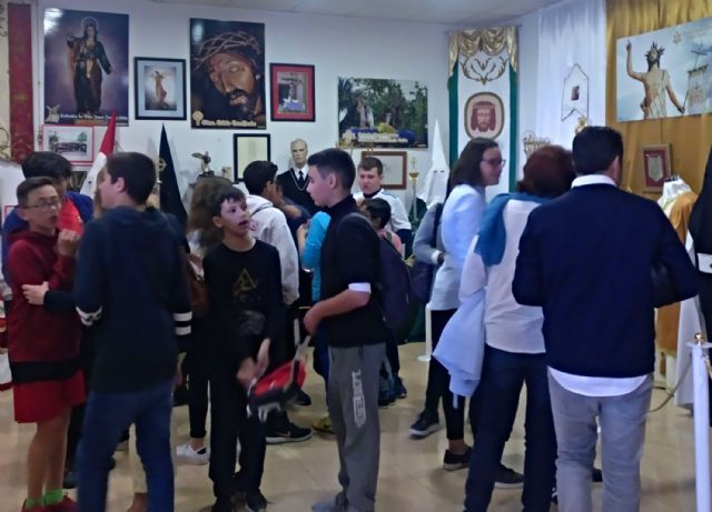 Los colegios torreños, de visita a la exposición permanente de Semana Santa