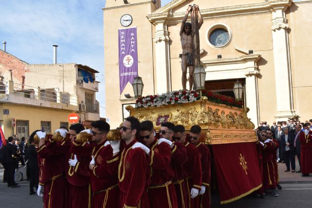 La procesión del Calvario recibe el multitudinario cariño de miles de fieles