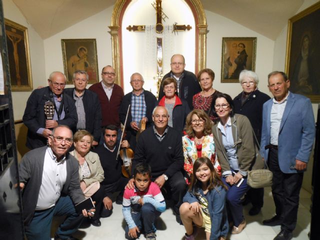 El canto de los Mayos inicia las fiestas patronales del barrio de La Cruz