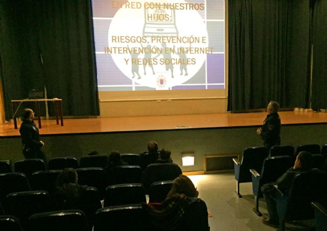 Charla para padres del programa 'Policía Tutor' sobre los peligros infantiles en la red