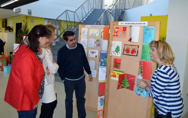 Los mejores trabajos del concurso escolar de postales navideñas, expuestos en el Ayuntamiento
