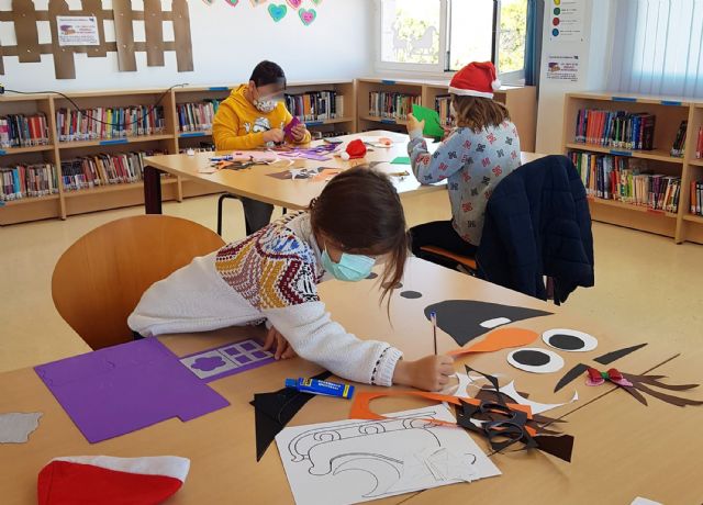 Talento y creatividad en los talleres de manualidades navideñas de la Concejalía de Juventud