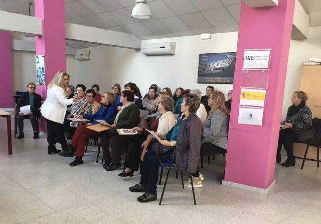 Charla sobre micropigmentación oncológica para la asociación de mujeres 'Isabel González'