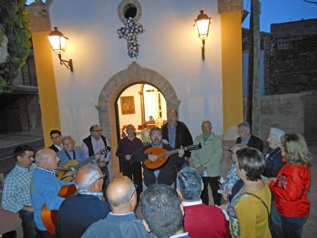 La campana de auroros 'Virgen del Rosario' torreña cumple con la tradición de los 'Mayos'