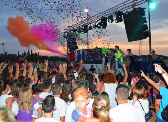 Una colors party y la gala de las peñas festeras relucen en las fiestas torreñas