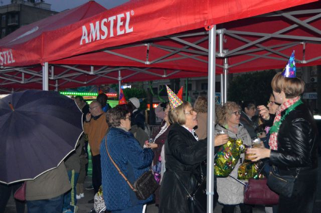 La Nochevieja se adelantó en Las Torres de Cotillas con una gran fiesta en la calle