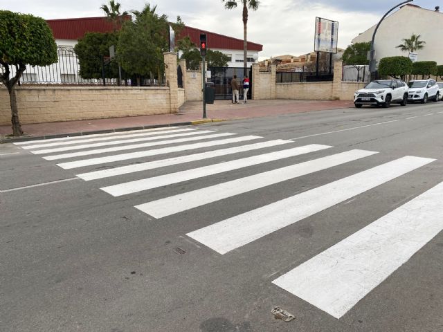 El Ayuntamiento torreño refuerza la seguridad vial en los entornos escolares con el repintado de los pasos de cebra