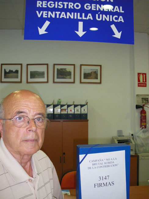 El vecino Juan de la Cruz Molina (representante como ciudadano de las firmas) presenta las firmas en el registro del Ayuntamiento de Las Torres de Cotillas