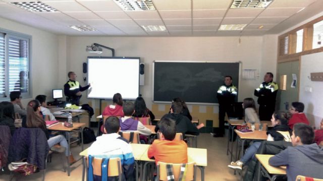 La Policía Local imparte unas charlas a alumnos del IES n° 2 torreño