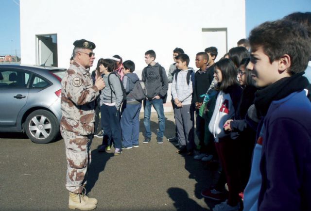 El IES n°2 torreño visita la Base Aérea y Escuela de Paracaidismo 'Méndez Parada'