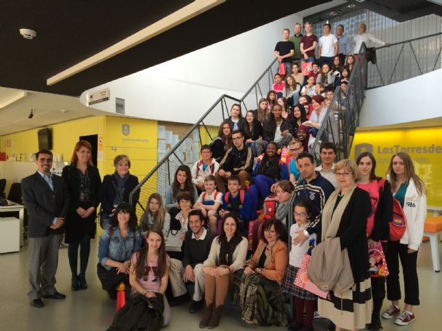 Un grupo de estudiantes europeos participa en un programa de intercambio escolar con el colegio 'Susarte' torreño