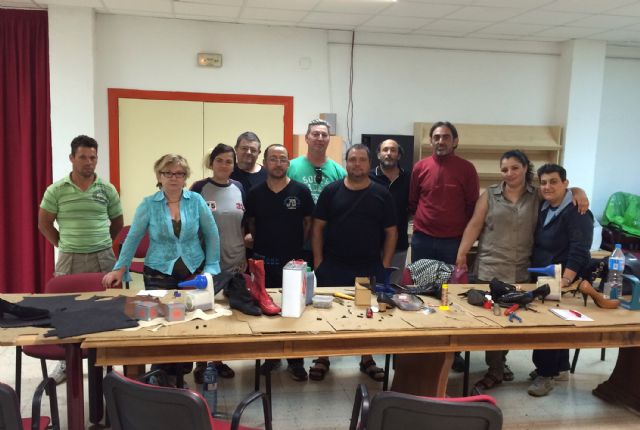 lasto'Proyecto Abraham' inicia un taller de reparación de calzado en Las Torres de Cotillas