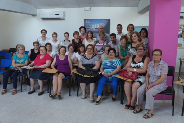 La 'Asociación de Mujeres Isabel González' torreña conoce de primera mano cómo funciona el Ayuntamiento