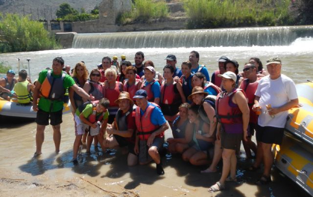 Los miembros de la asociación 'Los Peregrinos' torreña disfrutaron del descenso del río Segura