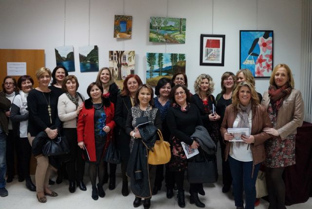 La asociación femenina 'Isabel González' torreña muestra los trabajos de su taller de pintura