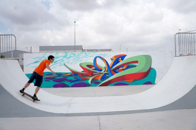 Jóvenes artistas torreños decoran la zona municipal de skate-board