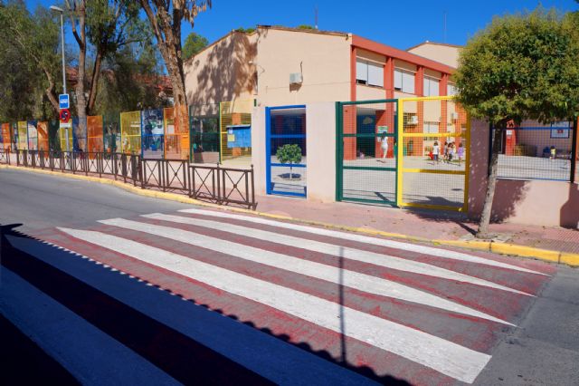 El Ayuntamiento torreño mejora la señalización horizontal de los accesos a los centros docentes