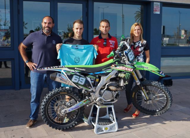 Las Torres de Cotillas reconoce a su piloto Carlos Fernández Macanás, campeón nacional de supercross