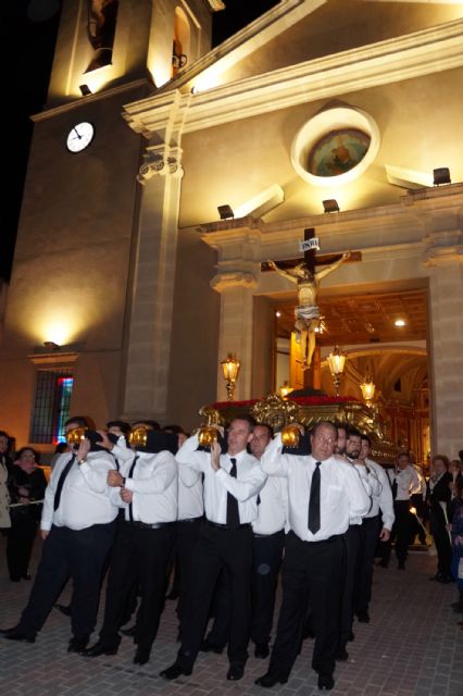 La procesión del Santísimo Cristo Crucificado cierra el 50° aniversario de su Cofradía