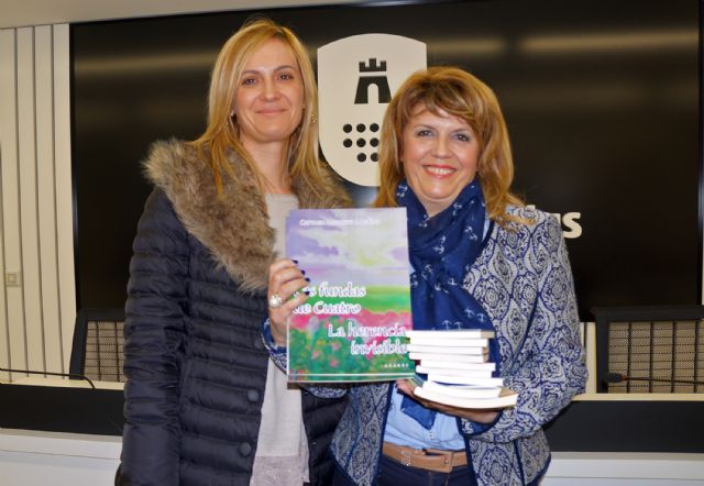 La 'Fundación Carmen Montero Medina' dona libros a la AECC torreña