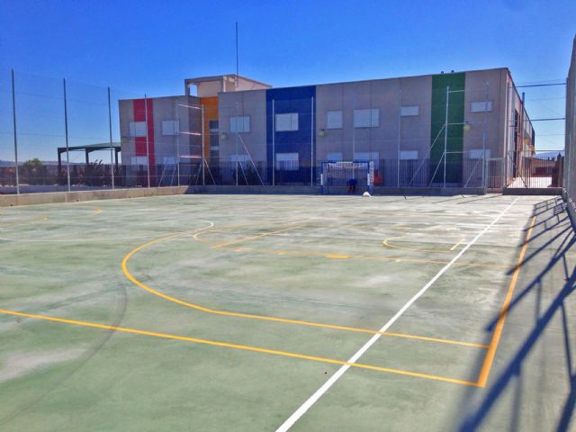 El Ayuntamiento instalará un sistema de iluminación en la pista deportiva del barrio del Carmen