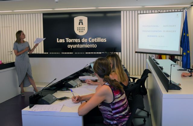 La alcaldesa Isabel María Zapata presenta a los trabajadores municipales la liquidación de los presupuestos 2017