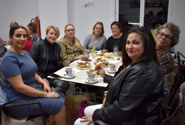 La asociación de mujeres Isabel González no falta a su tradicional degustación de dulces navideños