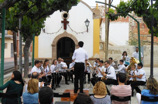 Las fiestas del barrio de La Cruz disfrutan de un concierto de la banda de música