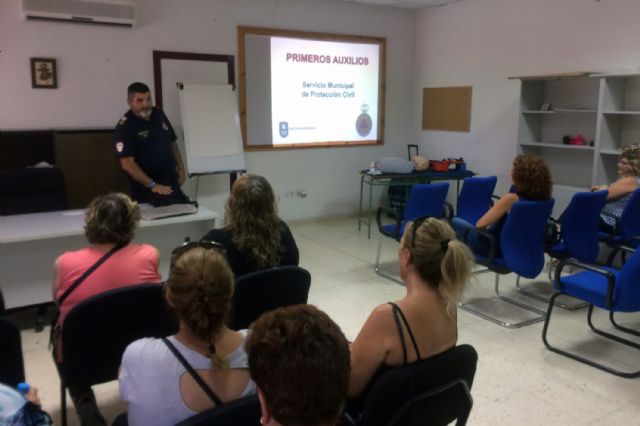 El cuerpo torreño de Protección Civil enseña primeros auxilios a los voluntarios de Servicios Sociales