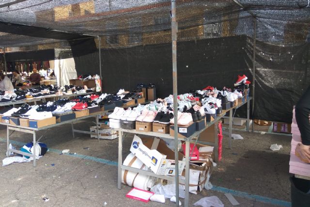 La Policía Local incauta 63 pares de zapatillas deportivas falsas en un puesto del mercado