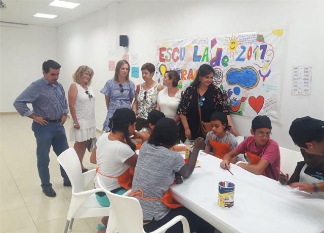 25 menores participan en una escuela de verano en el centro vecinal del barrio del Carmen