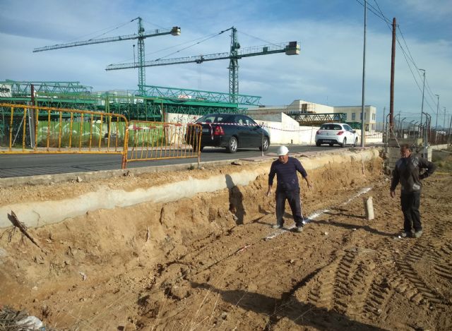 En marcha la reparación de un tramo de acera de la avenida del Trabajo afectado por la DANA