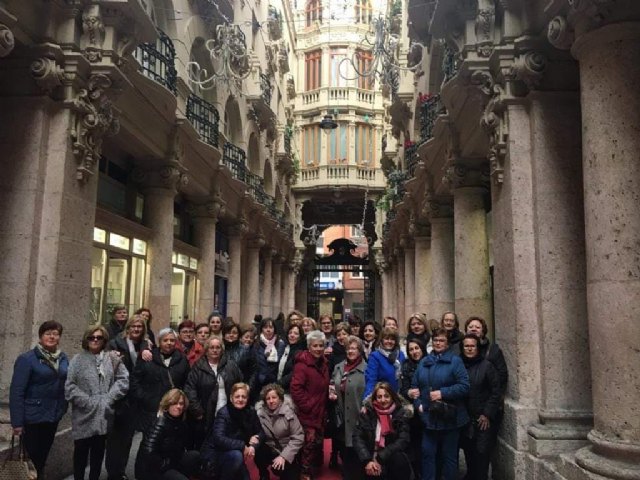 Las integrantes de la Asociación de Mujeres 'Isabel González' de Las Torres de Cotillas, descubriendo los encantos de la Ciudad de Albacete