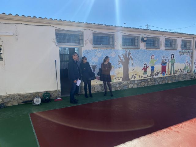 Finalizan las mejoras en el parque del barrio del Carmen y en el patio de la escuela de La Loma