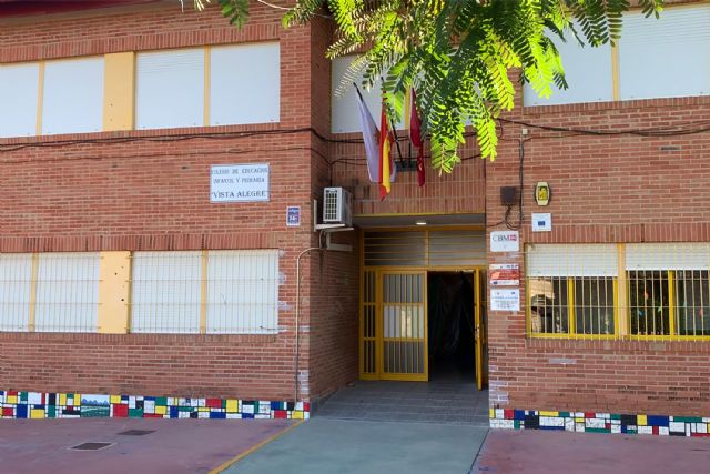 El alcalde Noguera negocia con el consejero de Educación el arreglo de la fachada del colegio Vista Alegre