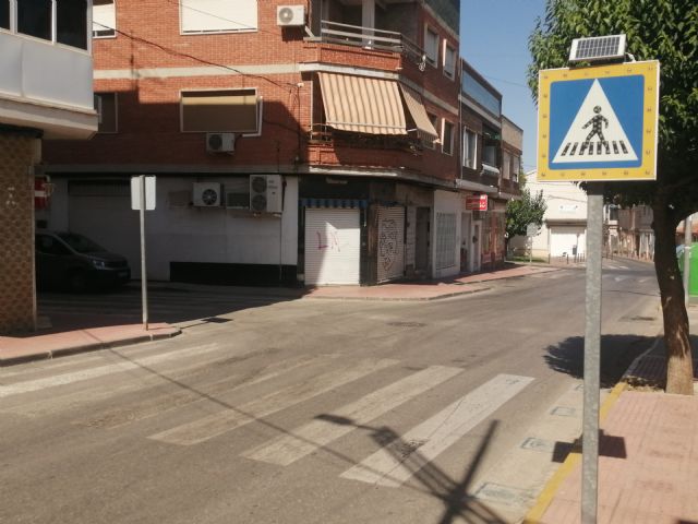 Pasos peatonales en Las Torres de Cotillas sin rampas accesibles para personas con discapacidad.  