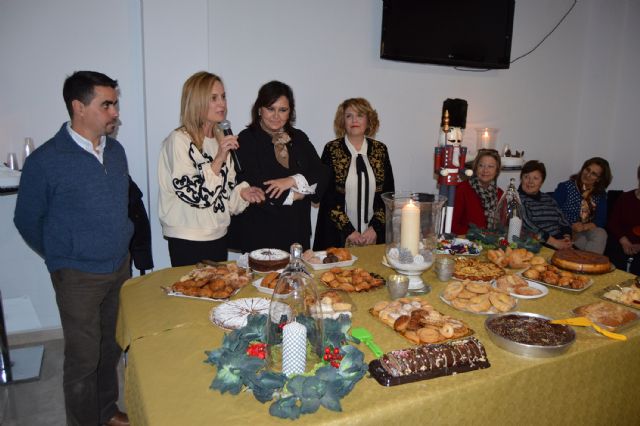 La asociación de mujeres 'Isabel González' comienza a disfrutar la Navidad con su tradicional degustación de dulces