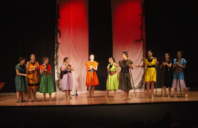 El certamen nacional de teatro amateur Juan año arranca con la 'Asamblea de mujeres' de Caligae Teatro