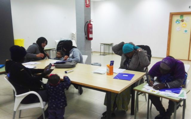 El barrio del Carmen sigue con sus actividades de español y alfabetización para inmigrantes, y de apoyo escolar