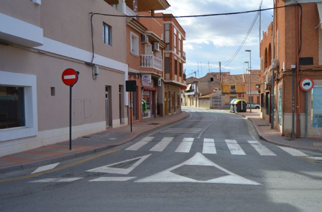 La señalización horizontal de la avenida Reyes Católicos, renovada para reforzar la seguridad vial