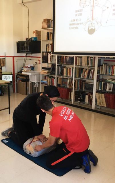 El programa de formación en primeros auxilios de Protección Civil pasa por el colegio Monte Azahar