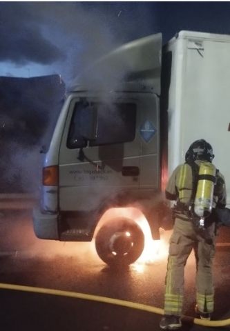 Bomberos del CEIS apagan incendio en el motor de un camión en Las Torres de Cotillas