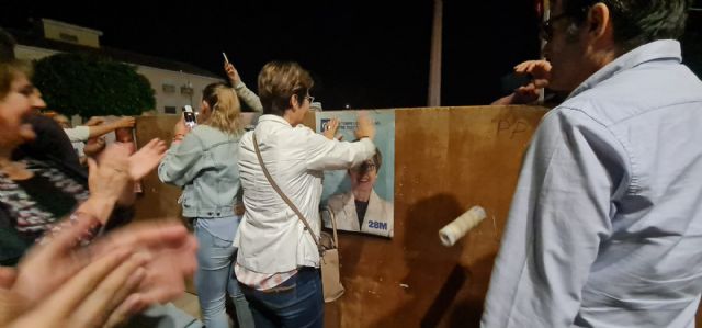 Con la pegada de carteles el PP torreño comienza una campaña electoral volcada en el cambio político en el municipio